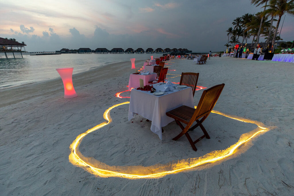 來看看馬爾地夫麗笙度假村的情人節沙灘晚宴