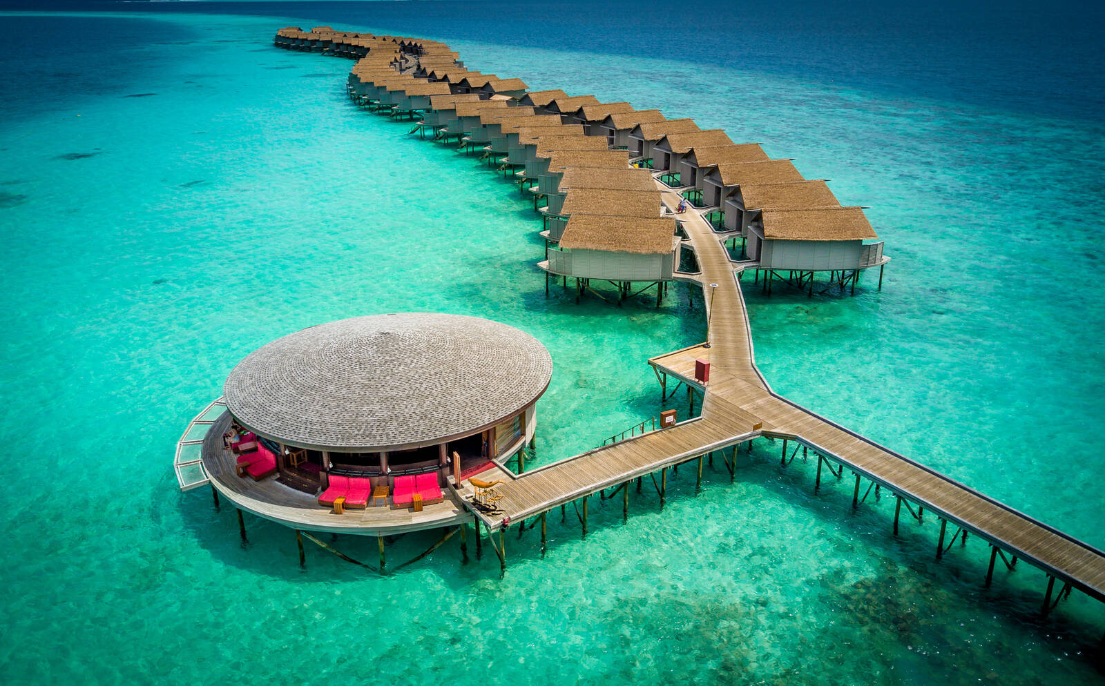 Centara Ras Fushi 水上別墅、Viu Bar 與藍綠潟湖空拍