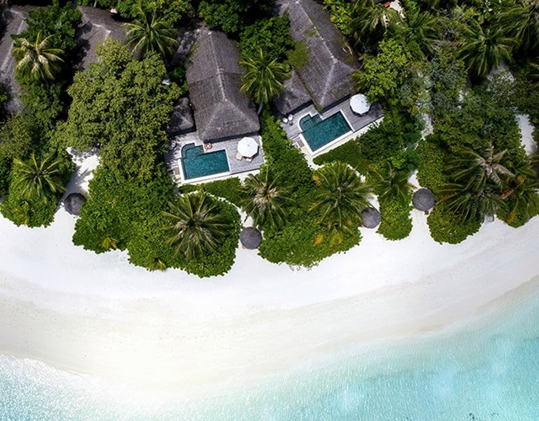 Baros Maldives 沙灘別墅、熱帶植被與潟湖空拍