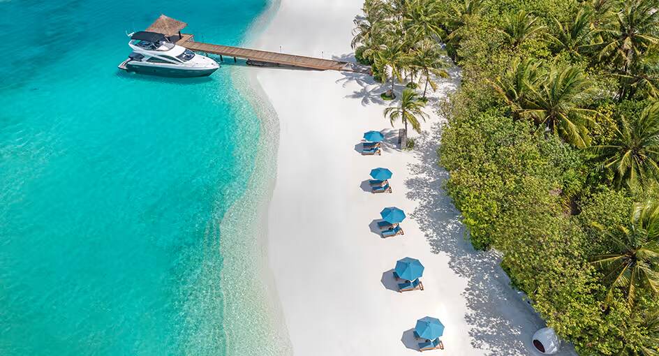 Naladhu Private Island Maldives 抵達碼頭、沙灘與熱帶植被空拍