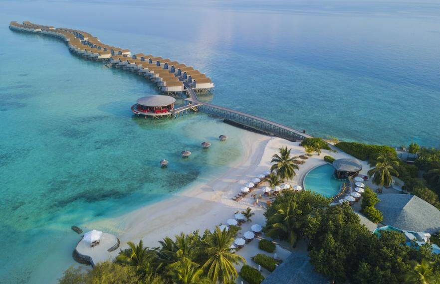 Centara Ras Fushi 沙灘、泳池與水上別墅空拍