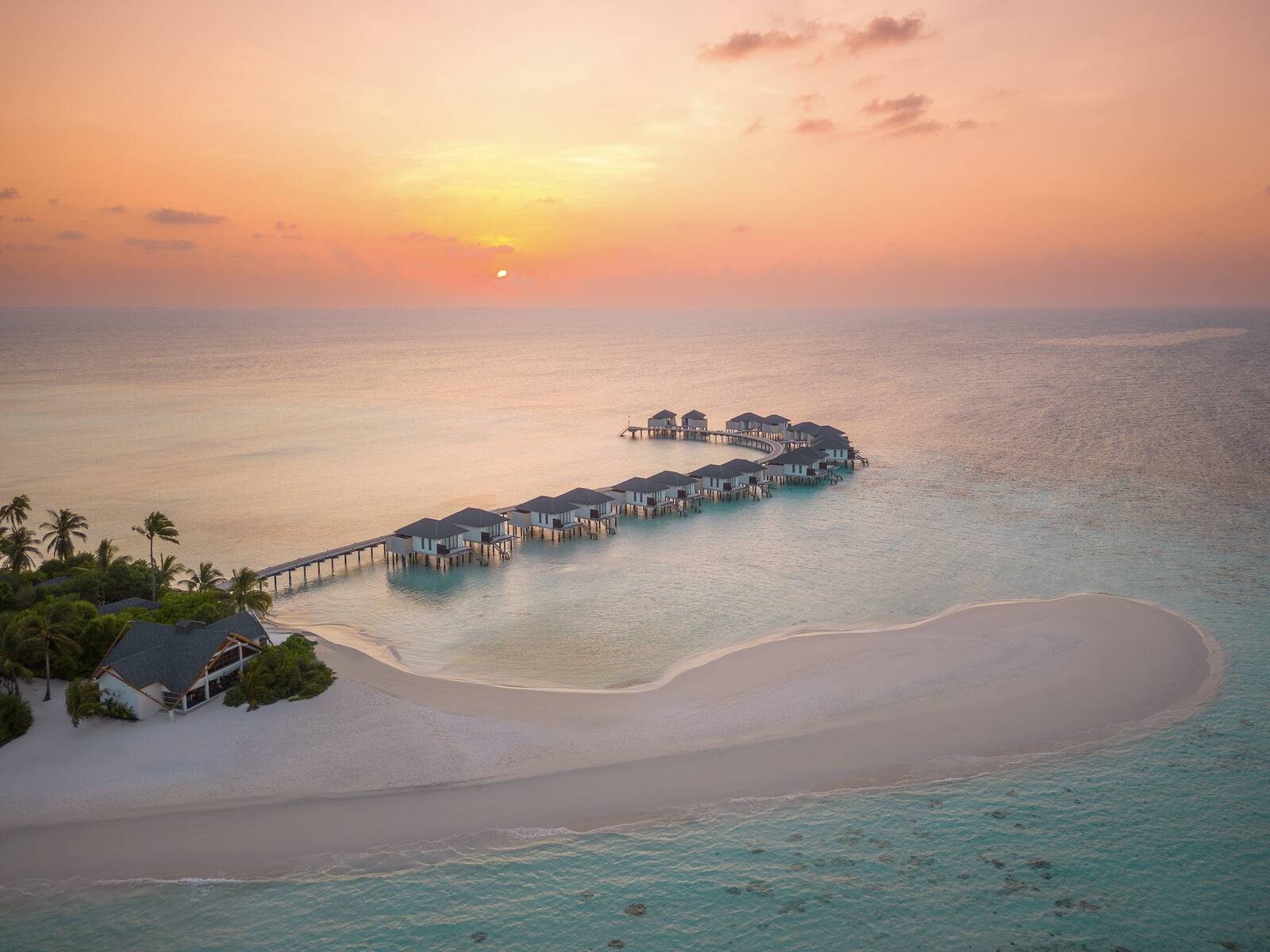 NH Collection Maldives Havodda 日落沙灘與水上別墅