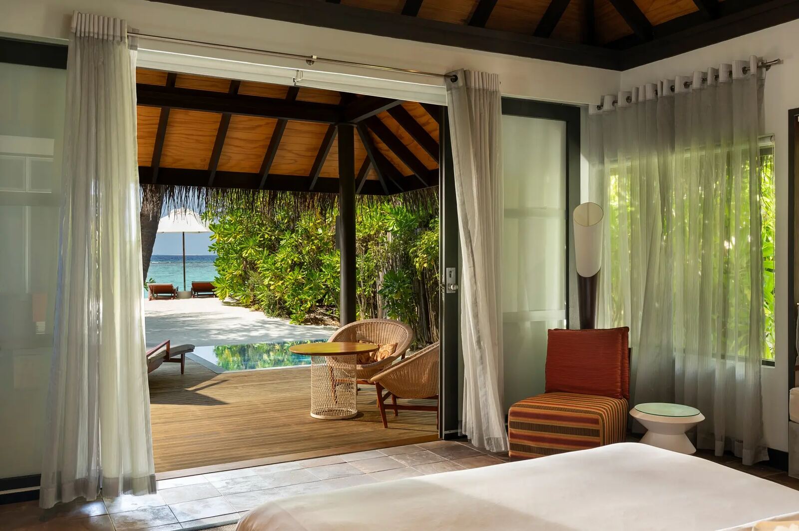 NIVA Velassaru Beach Villa with Pool 臥室與泳池