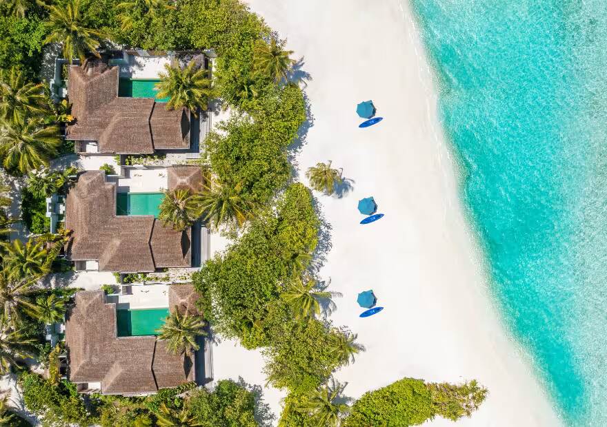 Naladhu Beach House 私人泳池與直通沙灘空拍