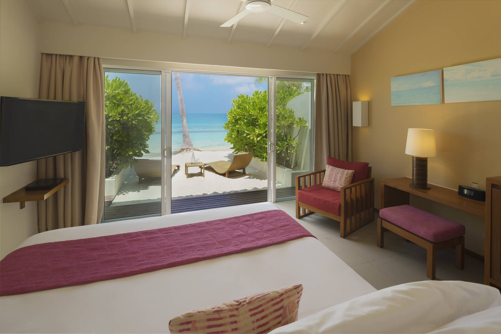Centara Ras Fushi Lagoon View Beach Villa 臥室與直通沙灘景觀
