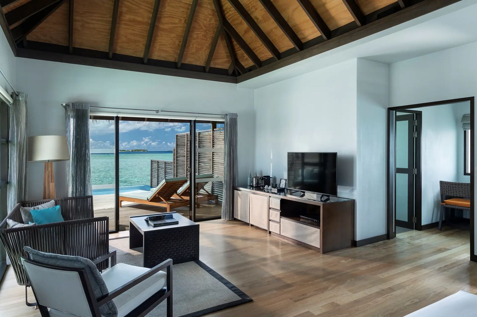 NIVA Velassaru Water Bungalow with Pool 室內與海景