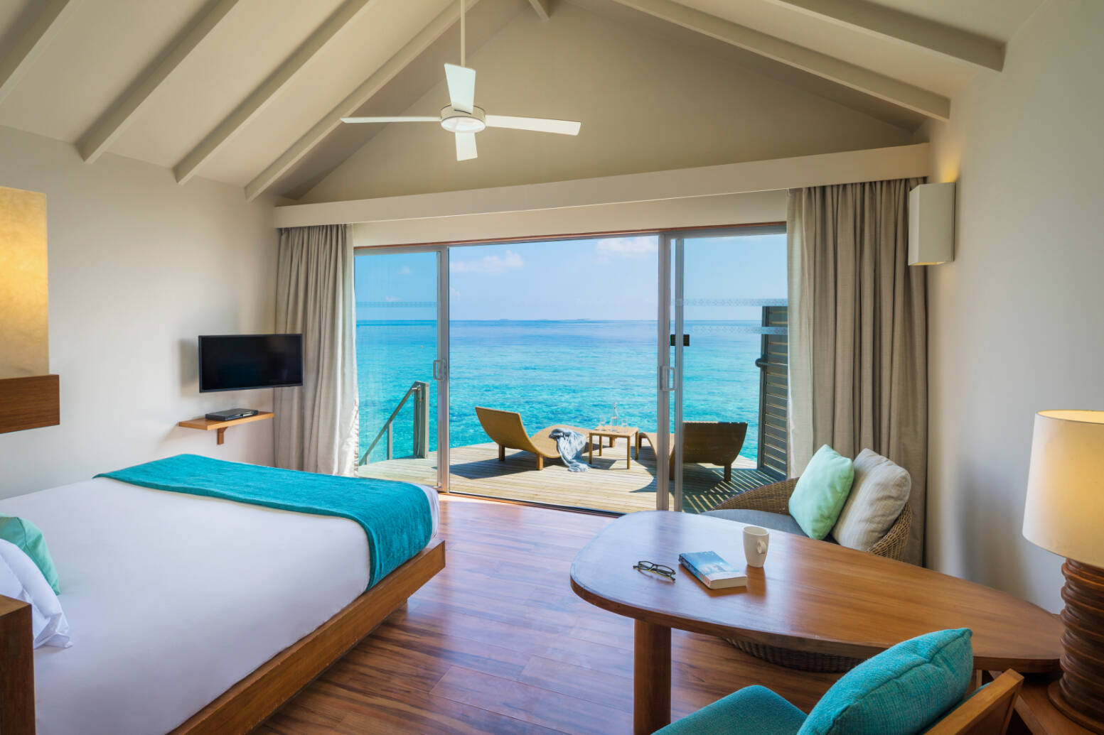 Centara Ras Fushi Overwater Villa 臥室與下海階梯