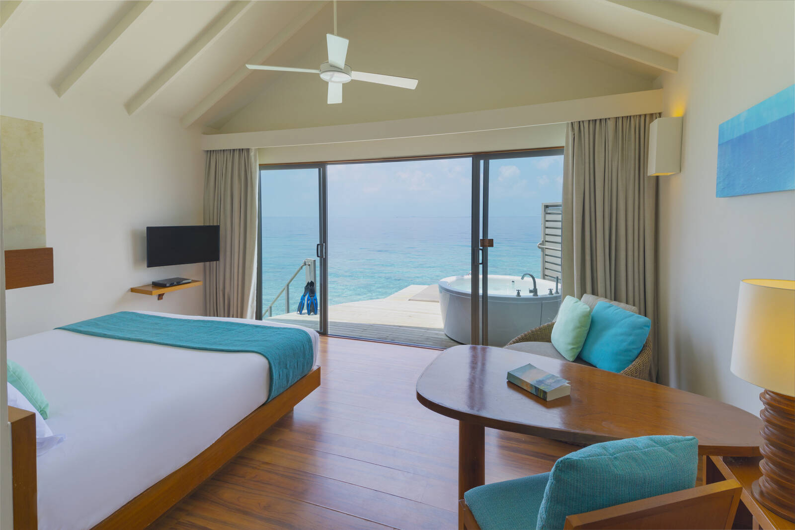 Centara Ras Fushi Overwater Villa with Swirl Pool 臥室與潟湖露臺