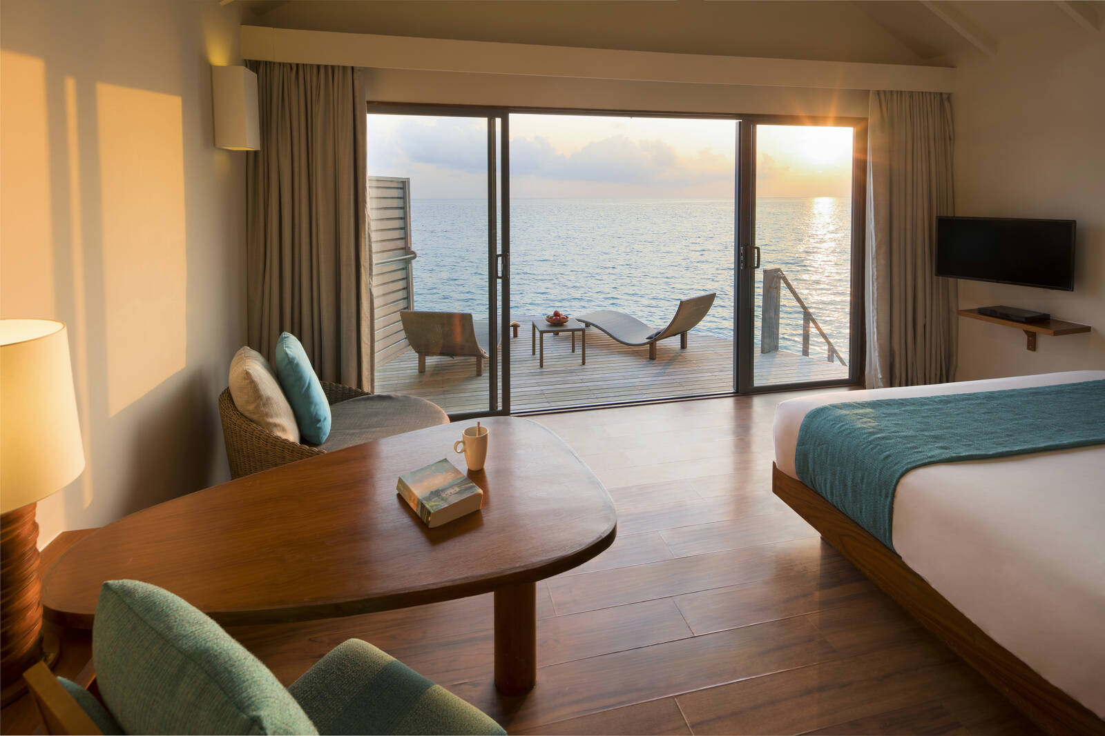 Centara Ras Fushi Sunset Overwater Villa 室內與日落海景