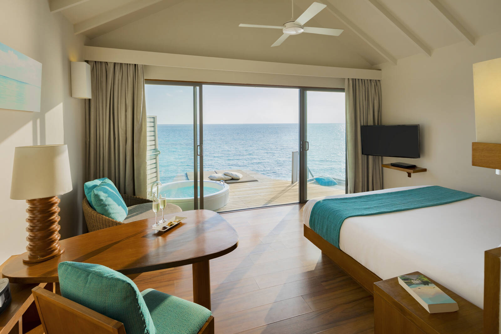 Centara Ras Fushi Sunset Overwater Villa with Swirl Pool 室內與海景露台
