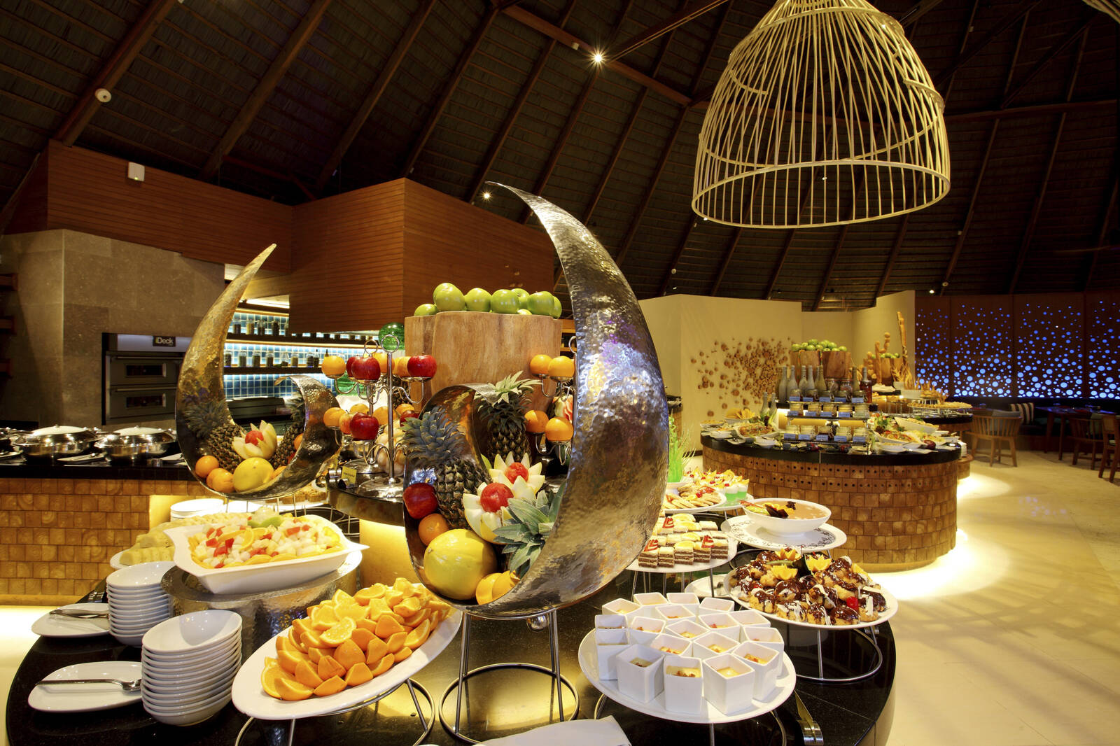 Centara Ras Fushi Oceans 國際自助餐餐檯