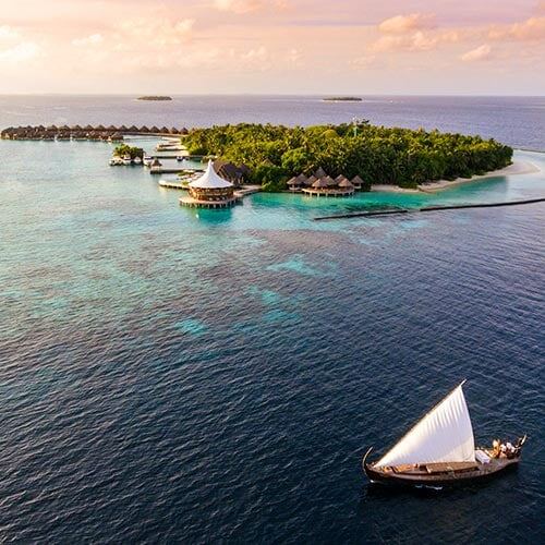 Baros Maldives 島嶼與 Nooma 傳統帆船空拍