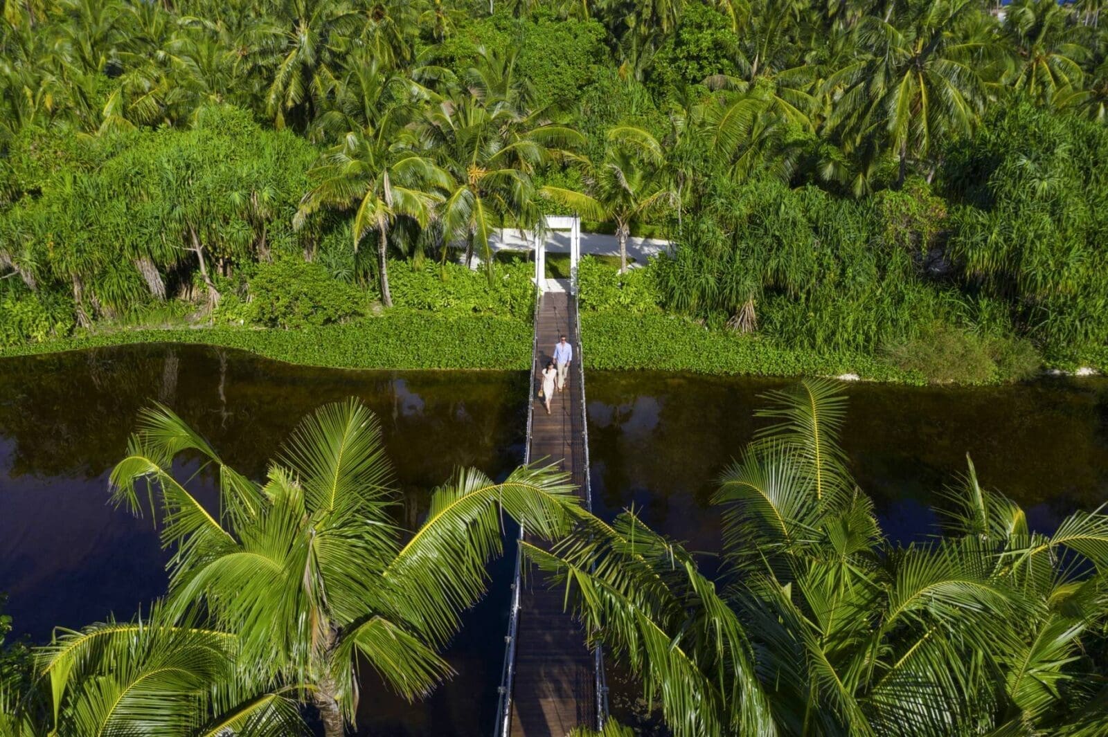 島上天然湖泊與吊橋