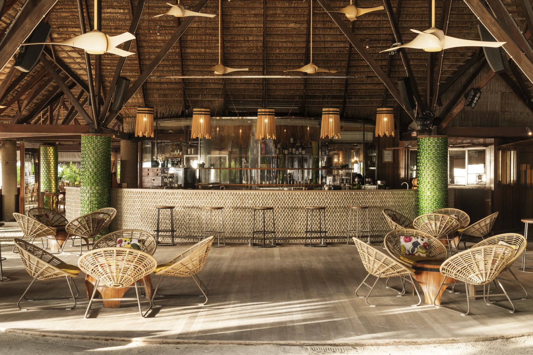 Manta Bar 的吊椅座位