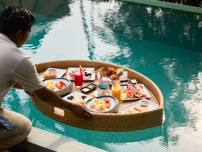 別墅內用餐與漂浮早餐