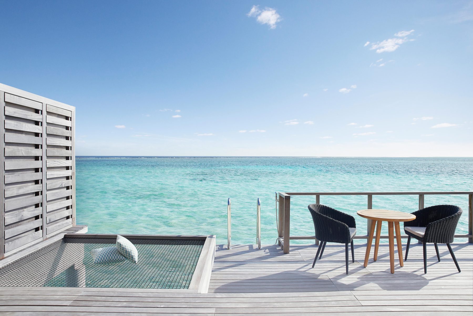 Overwater Villa 的露台與海景