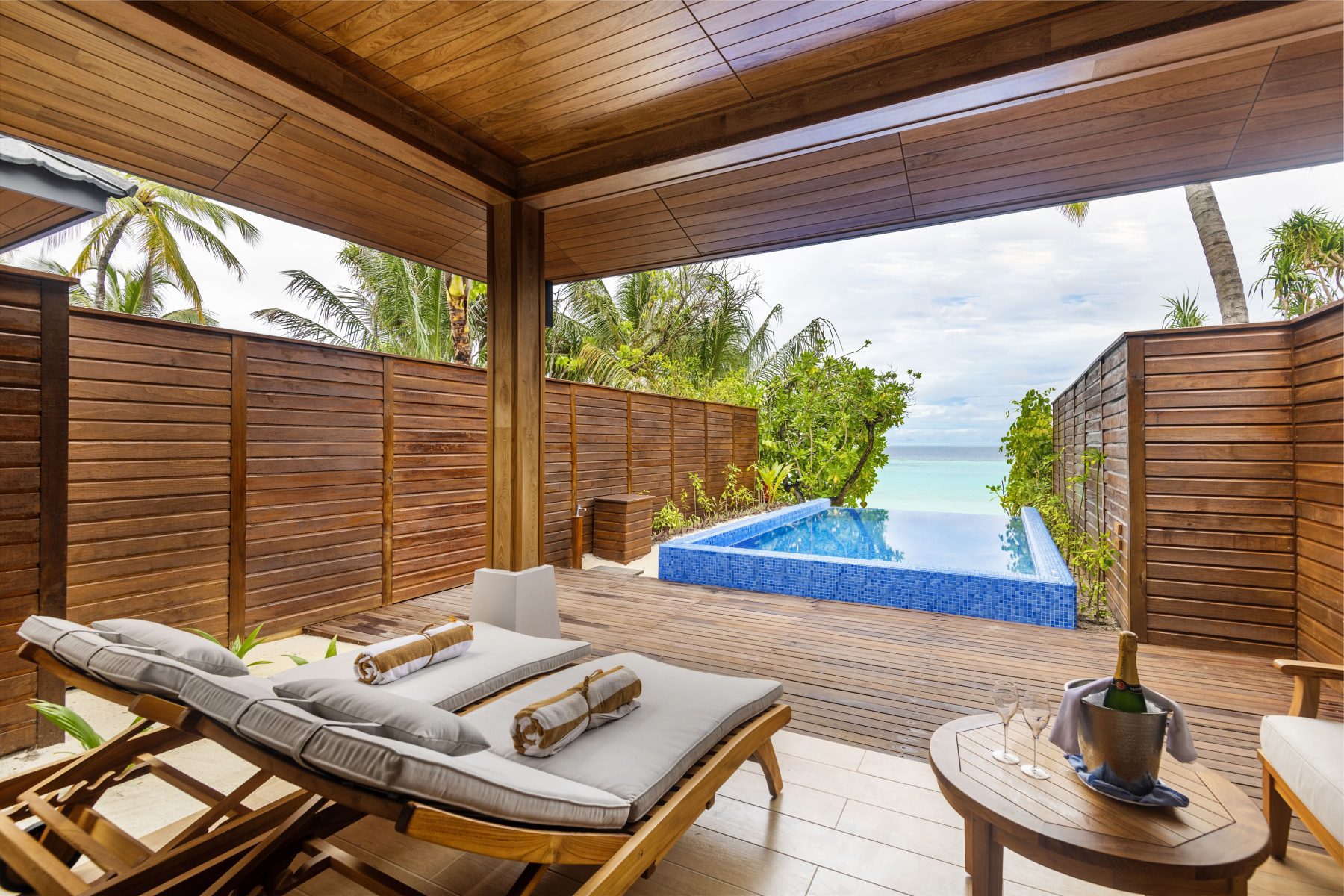 Beach Suite with Pool 沙灘泳池別墅的露台