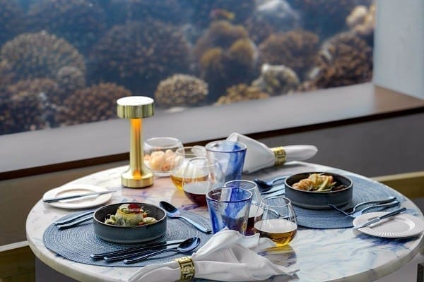 Only BLU 海底餐廳的餐桌