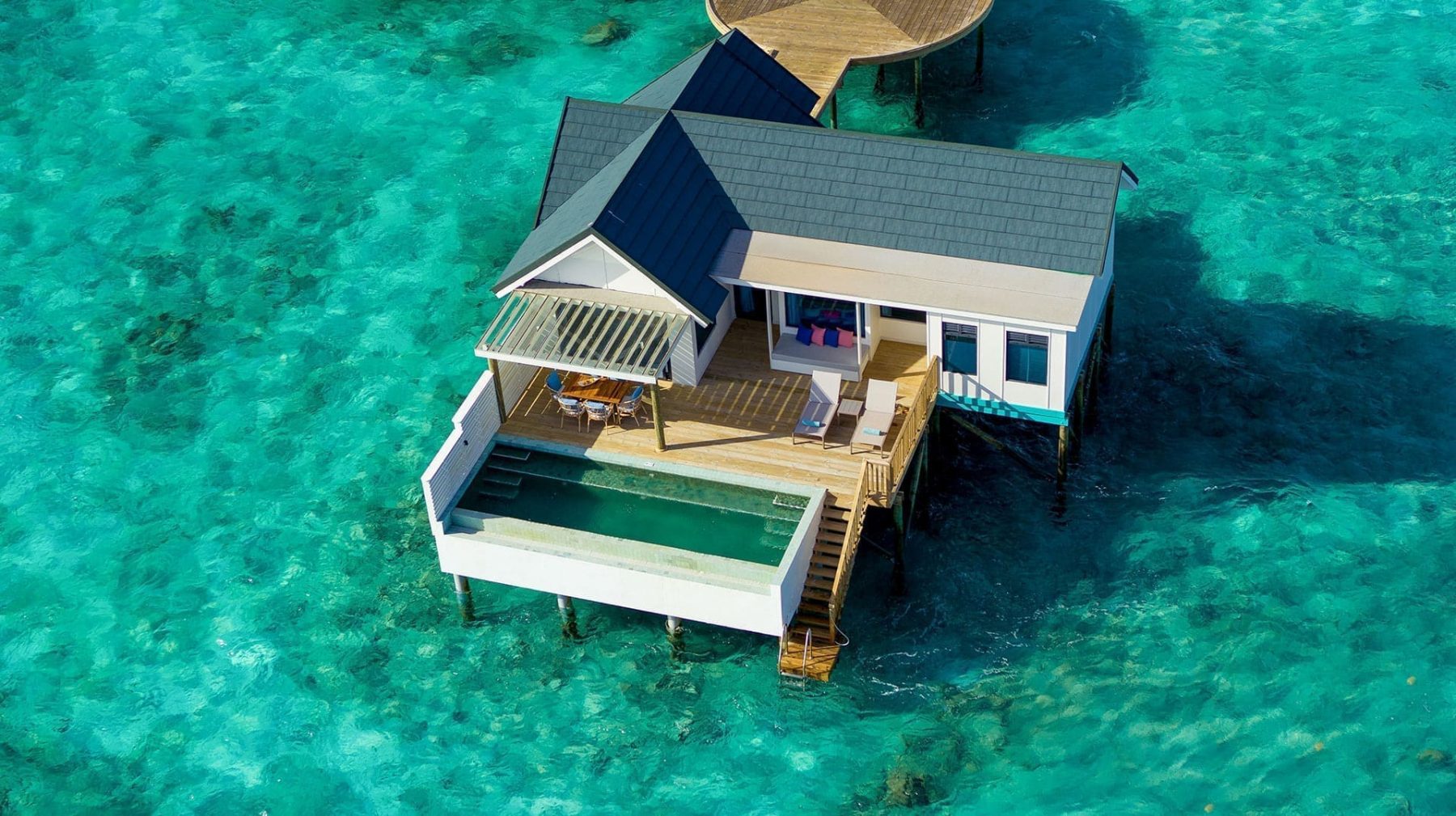 Water Suite with Pool 水上泳池套房空拍