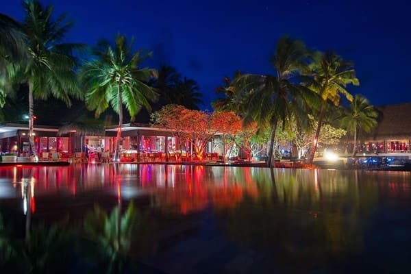 Rah Bar 夜晚的池畔酒吧