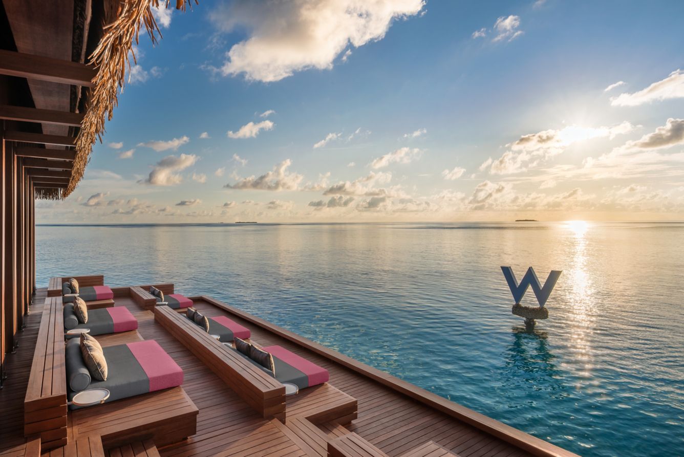 W Maldives SIP 酒吧海濱露臺日落座位
