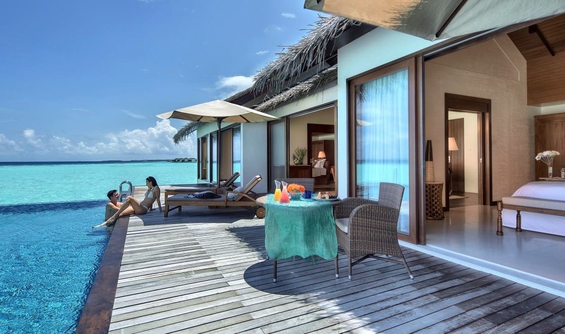 Two-Bedroom Water Pool Villa 的露臺