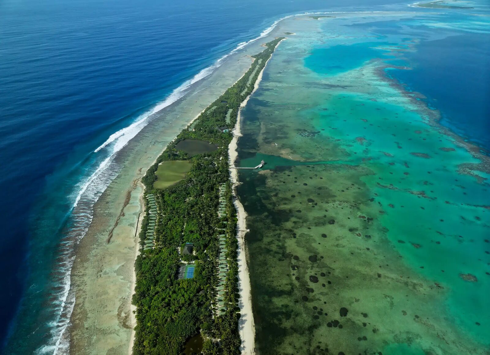 Canareef Resort Maldives 狹長島嶼與阿杜環礁空拍