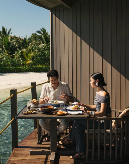 旅客在 Club Med 芬尼芙別墅海景露台用餐