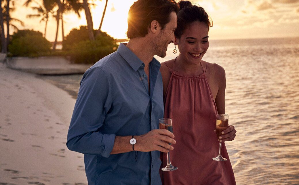 旅客在 Club Med 芬尼芙海灘欣賞夕陽