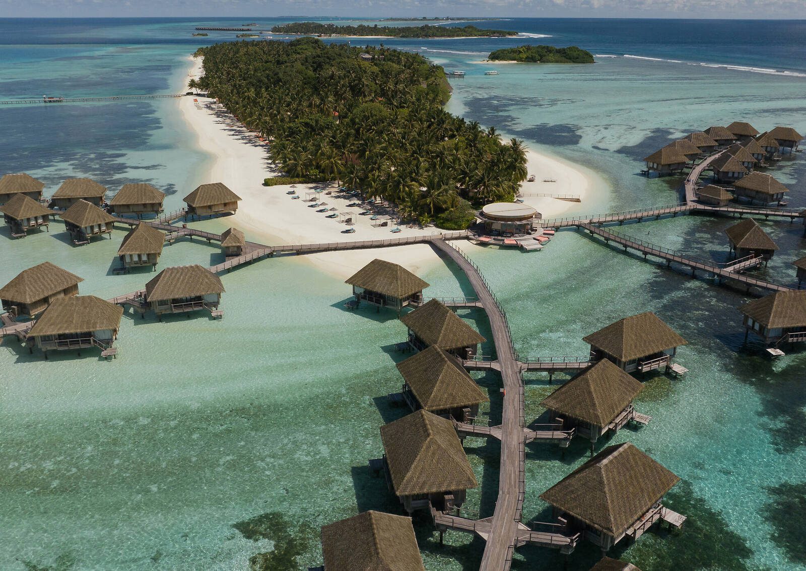 Club Med 卡尼島海灘與水上屋空拍