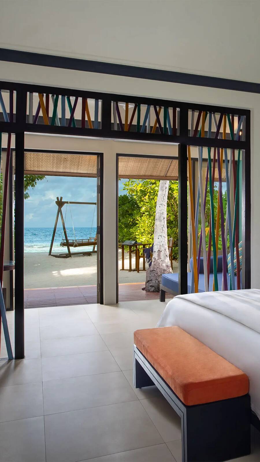 Dhawa Ihuru Beachfront Villa 臥室與直通沙灘視野