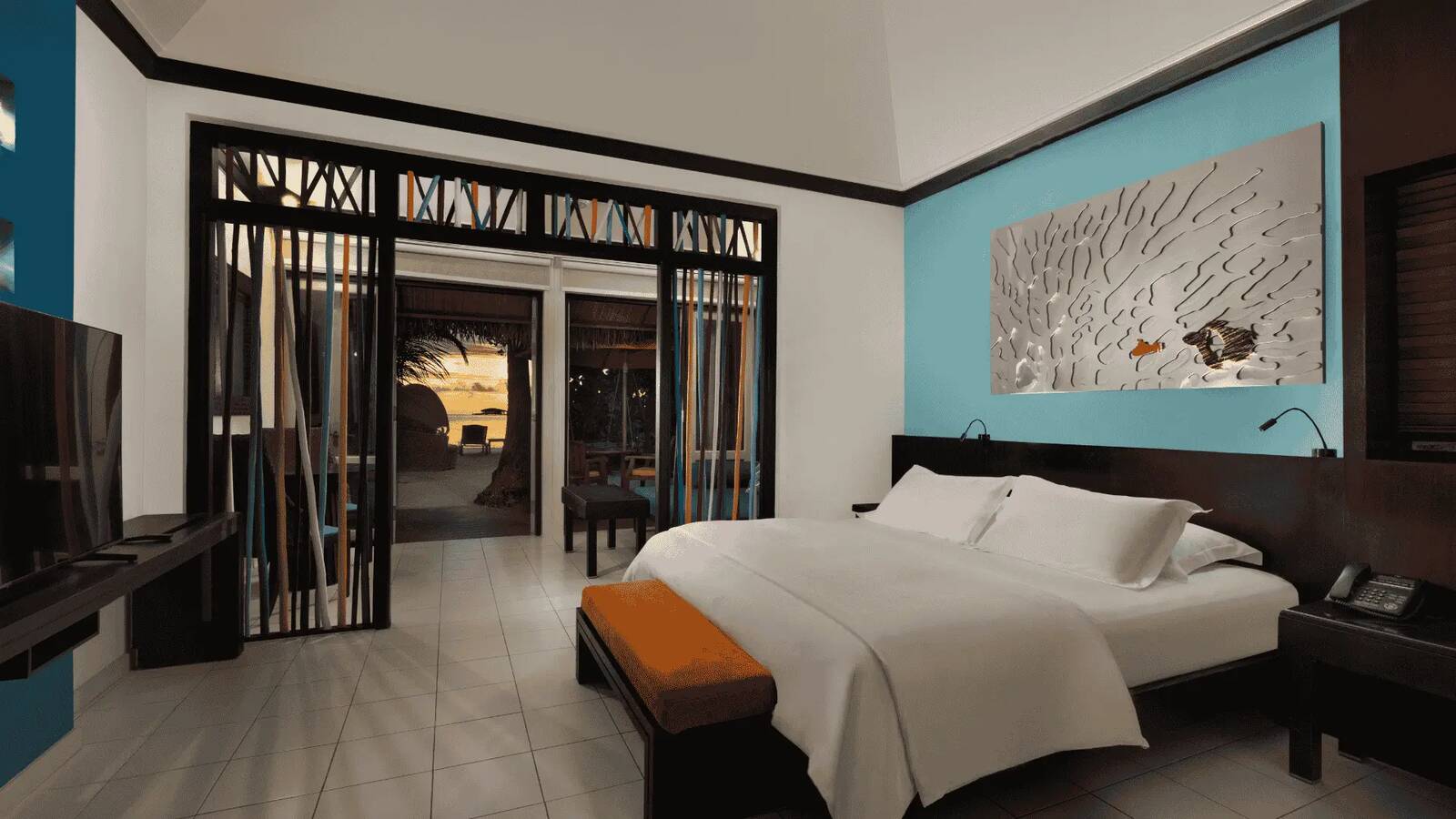 Dhawa Ihuru Beachfront Sunset Villa 臥室與日落海景