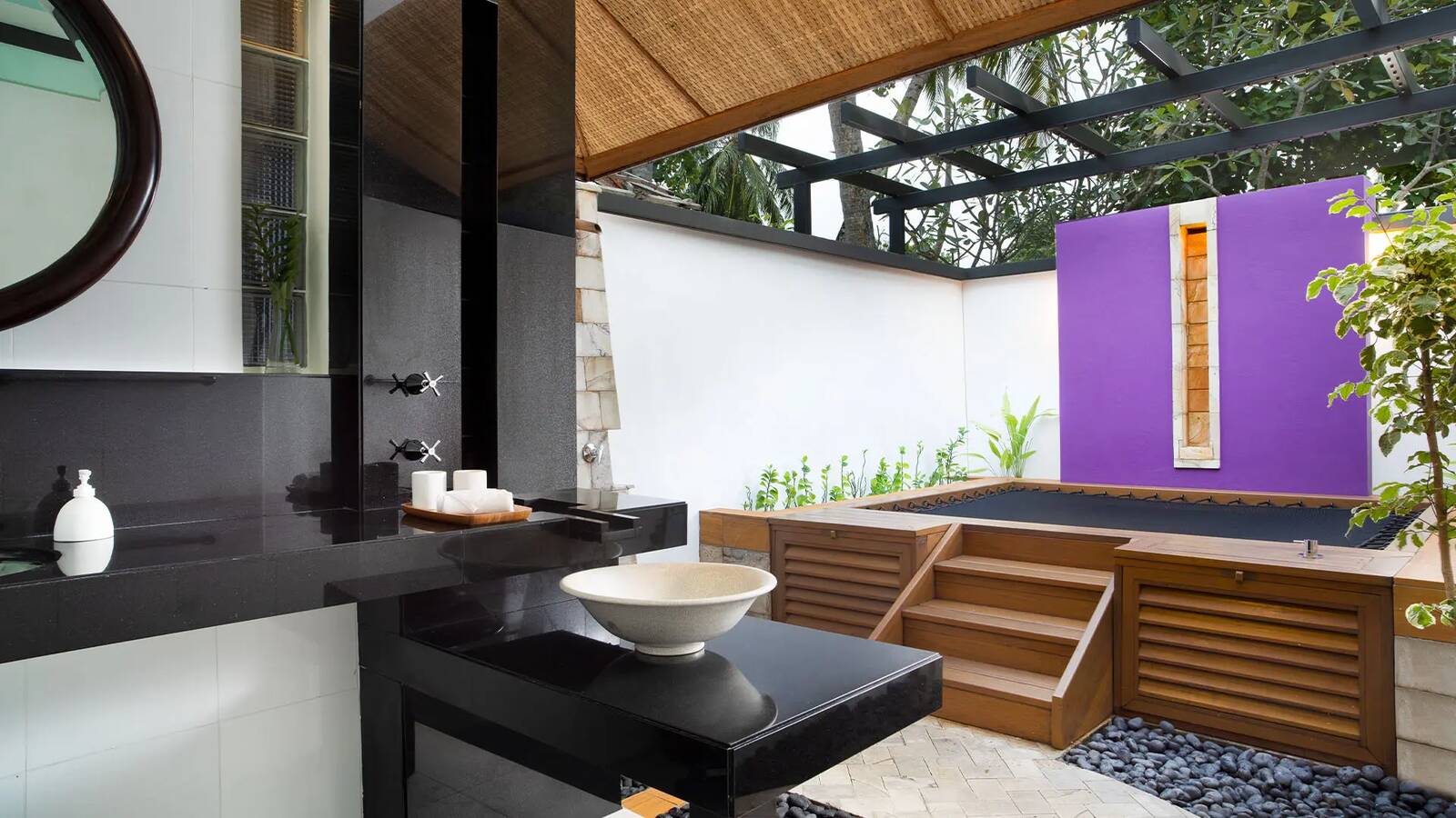 Dhawa Ihuru Beachfront Rainmist Villa 浴室與雨霧休憩區