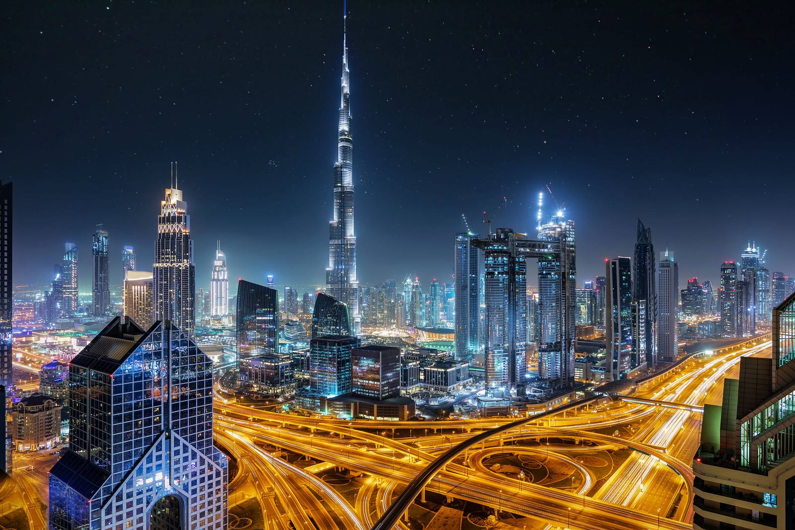杜拜市中心夜景，哈里發塔與謝赫扎耶德路的車流光軌