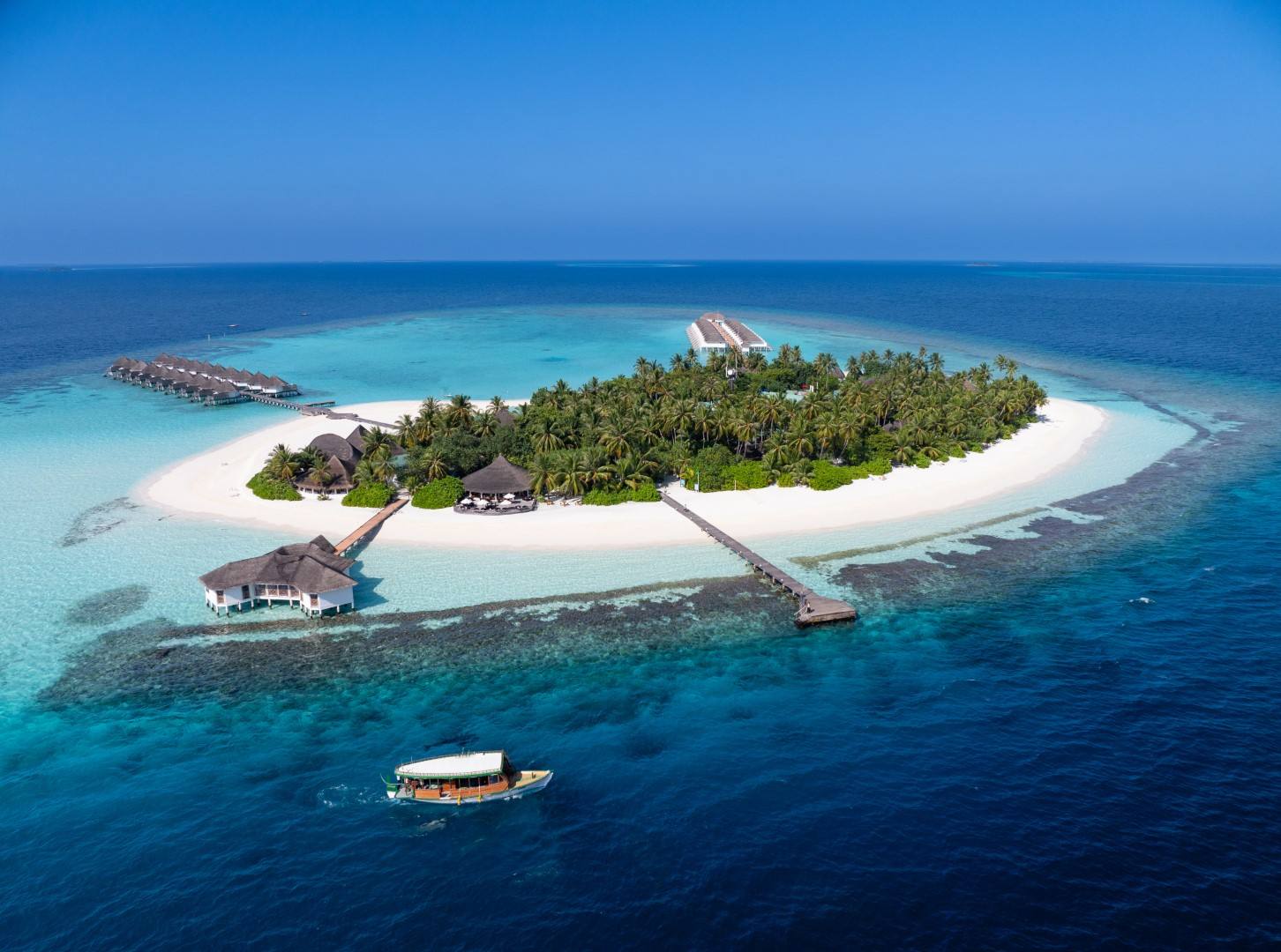 Angaga Island Resort 全島、潟湖與水上屋空拍