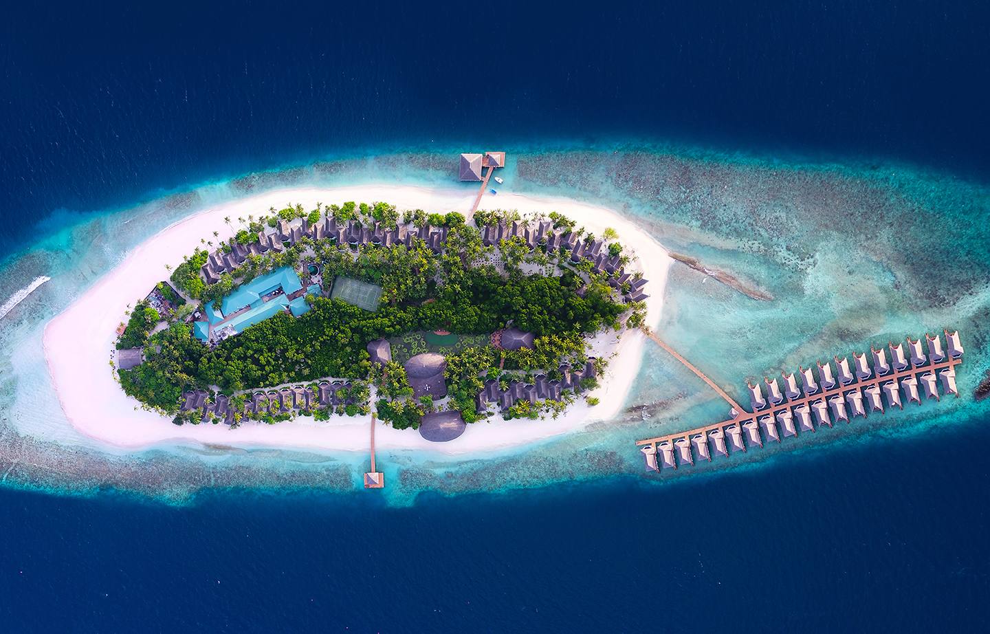 Dreamland Maldives 全島、潟湖與水上屋空拍