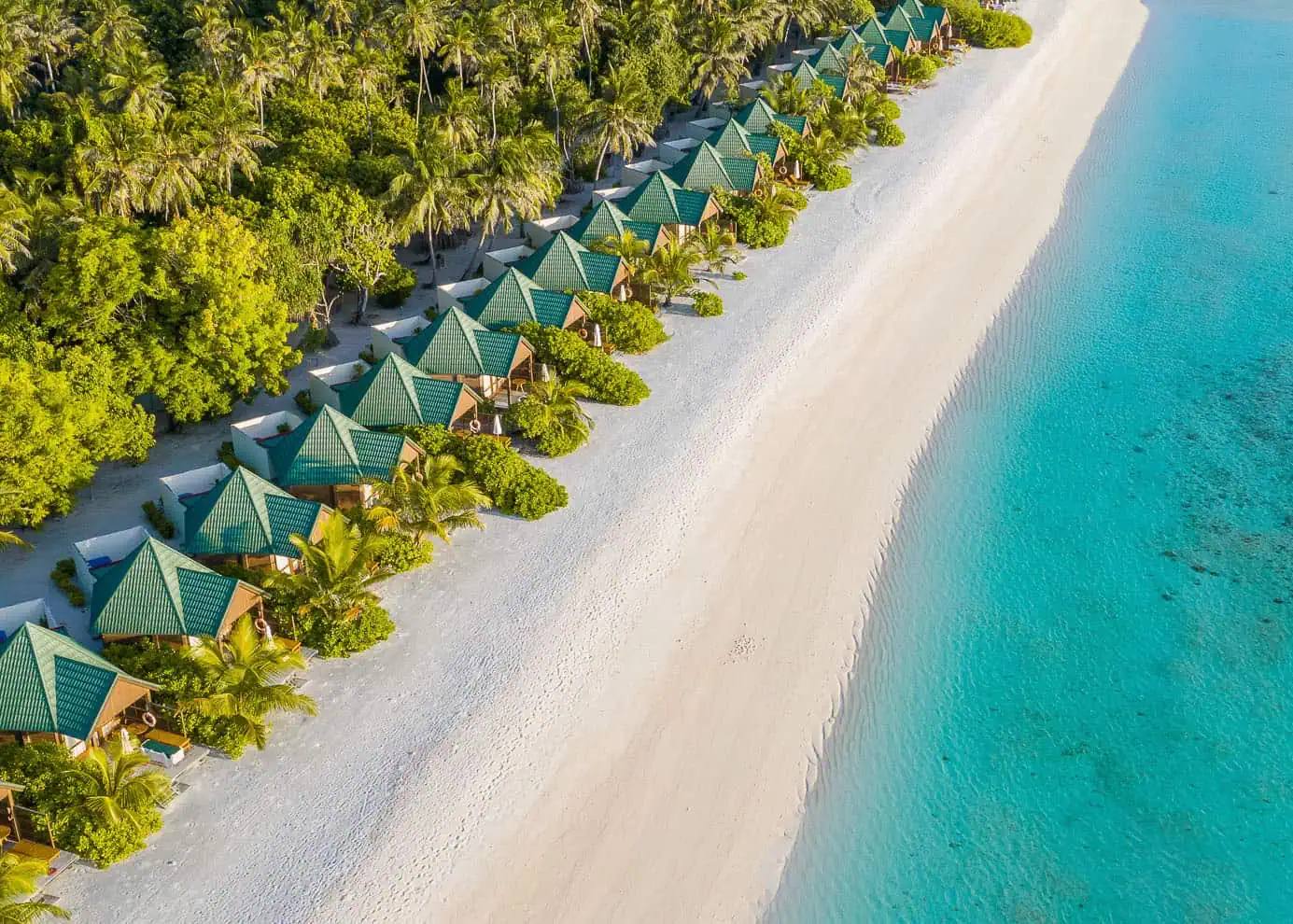 Meeru Maldives 沙灘別墅、白沙灘與潟湖空拍