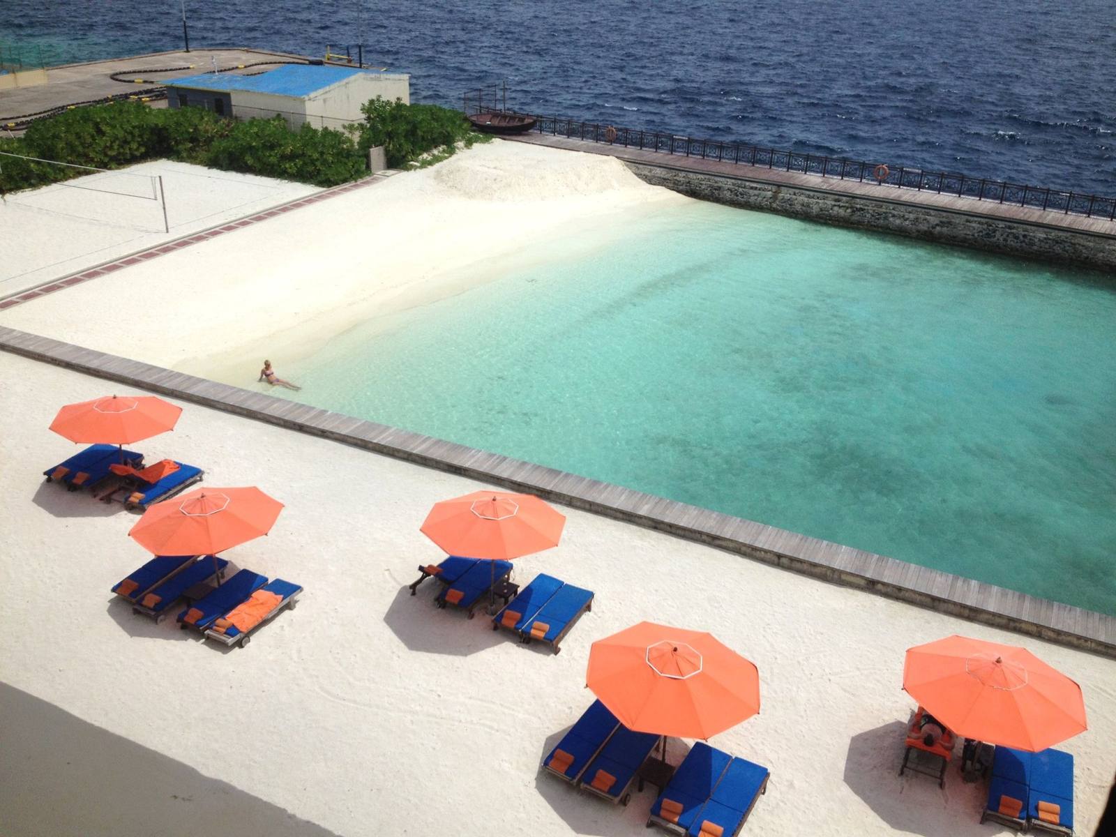 Hulhule Island Hotel 私人海灘遮陽傘與潟湖空拍