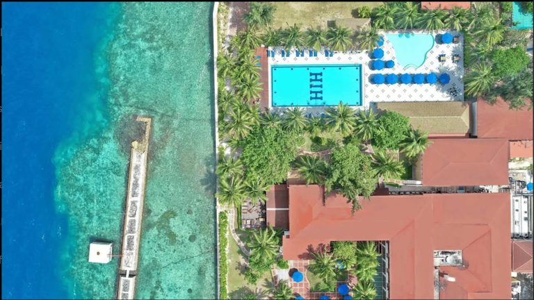 Hulhule Island Hotel 機場島飯店、泳池與潟湖空拍
