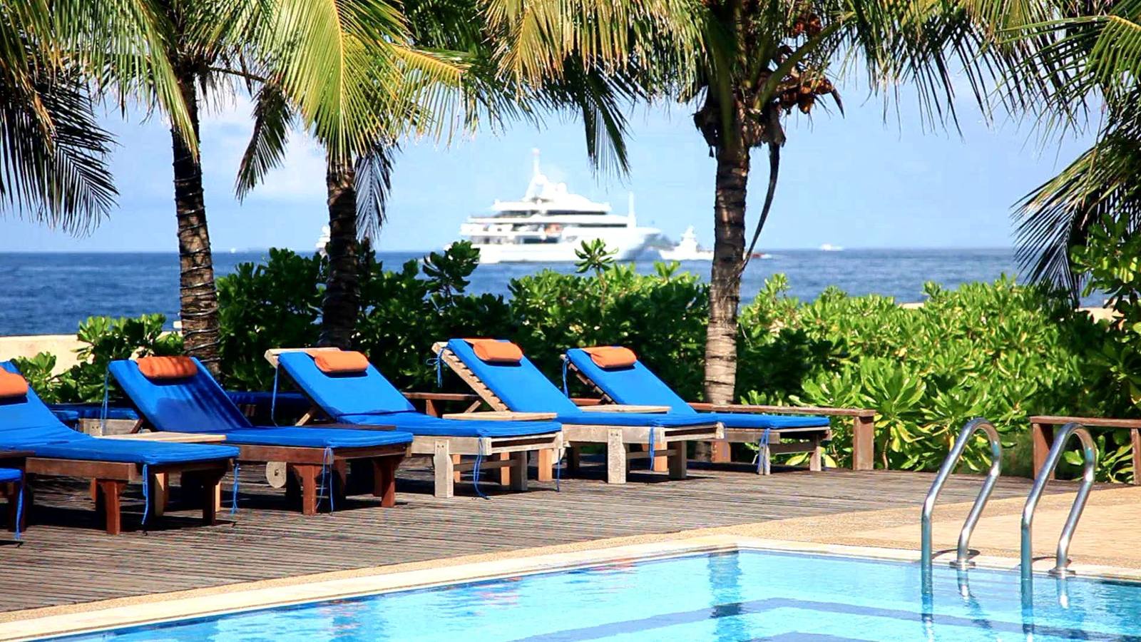 Hulhule Island Hotel 泳池畔躺椅與海景