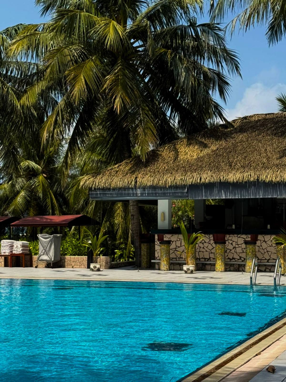 Hulhule Island Hotel Poolside 池畔露天餐廳