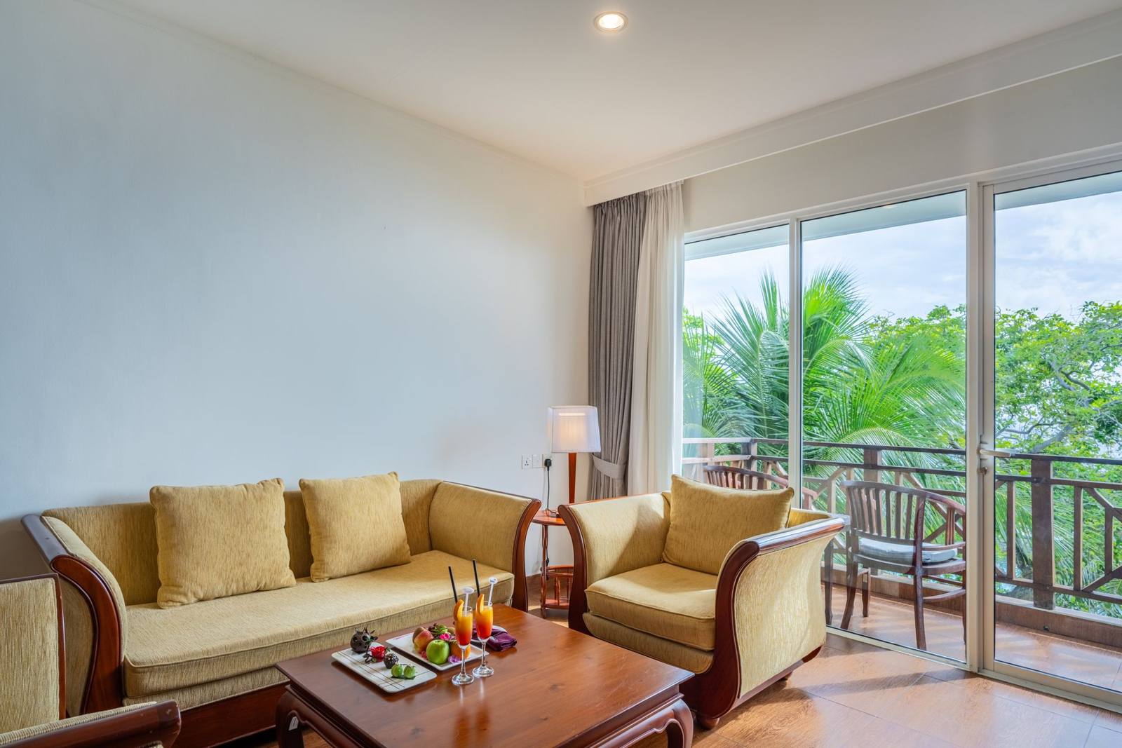 Hulhule Island Hotel Suite 獨立起居室與陽台