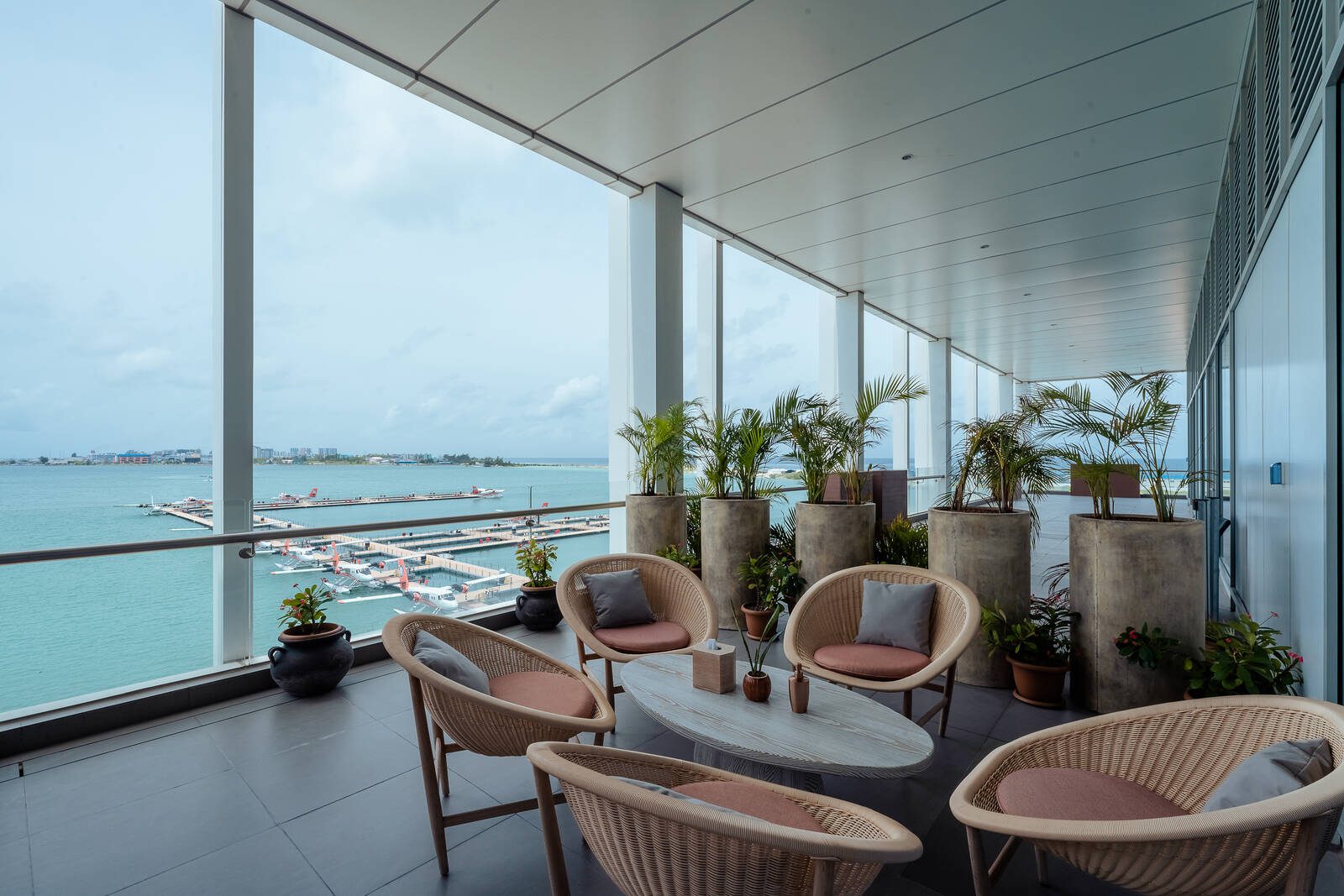 JOALI Lounge 露台望向潟湖,遠方停靠多架水上飛機
