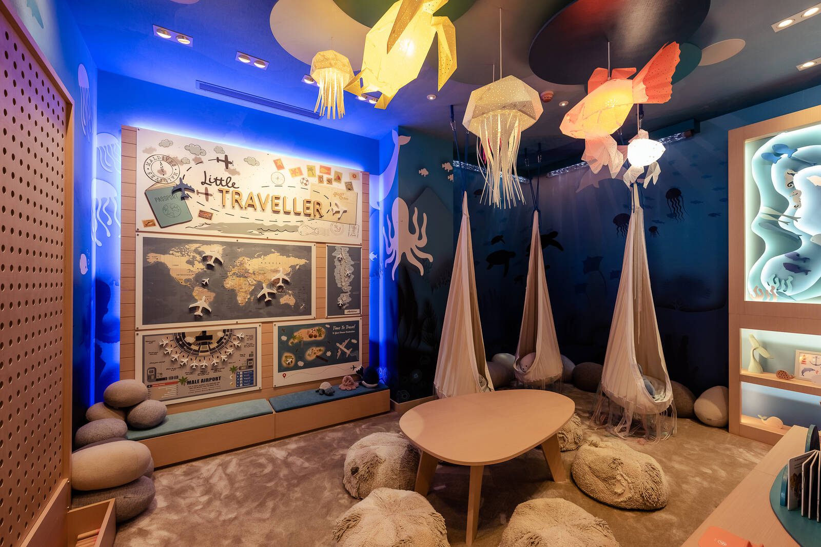 BKidult 兒童室的海底主題燈飾、懸掛座椅與 Little Traveller 牆面