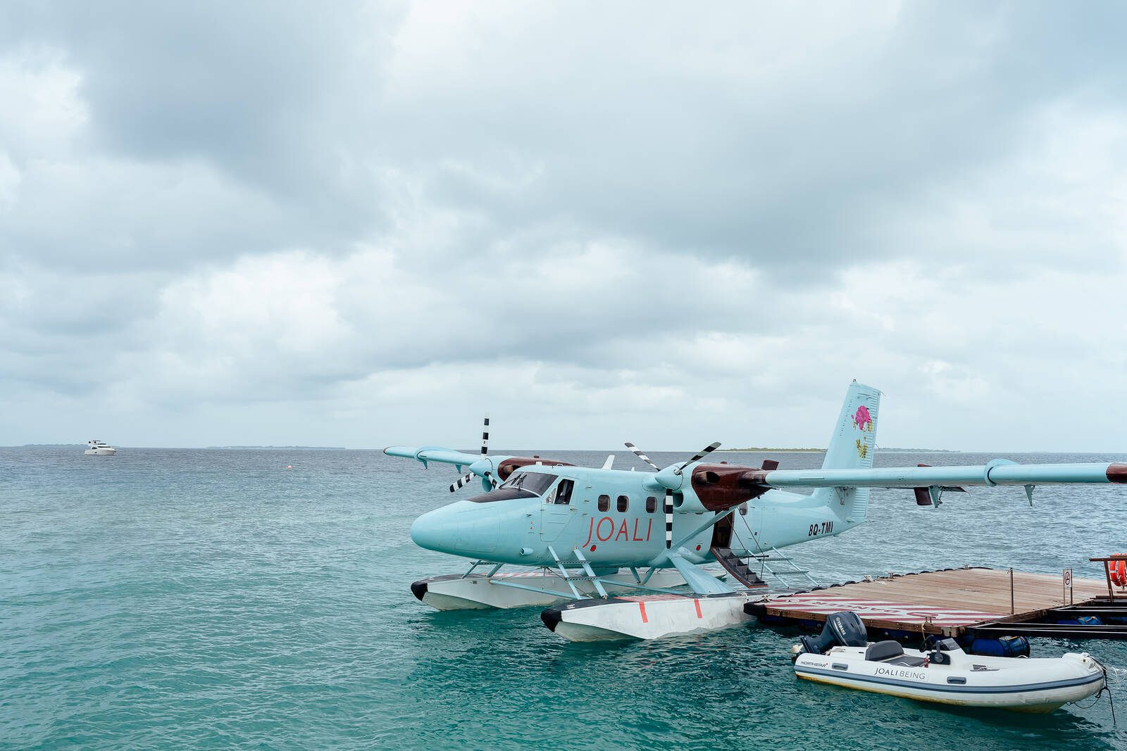 機身印 JOALI 的水上飛機停在浮台,旁邊快艇寫著 JOALI BEING