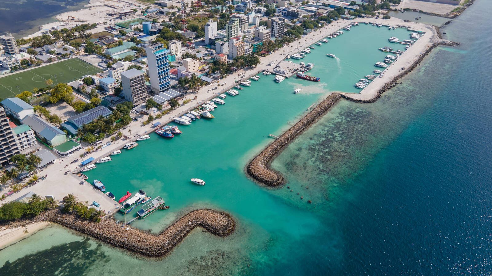 Maafushi 居民島港口與珊瑚礁空拍