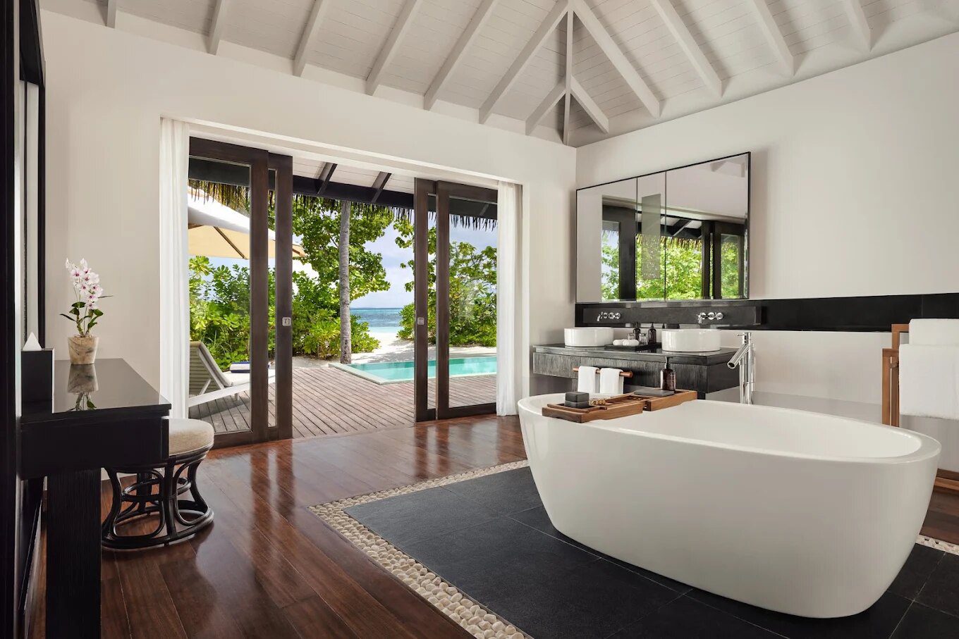 Noku Maldives 沙灘泳池別墅浴室
