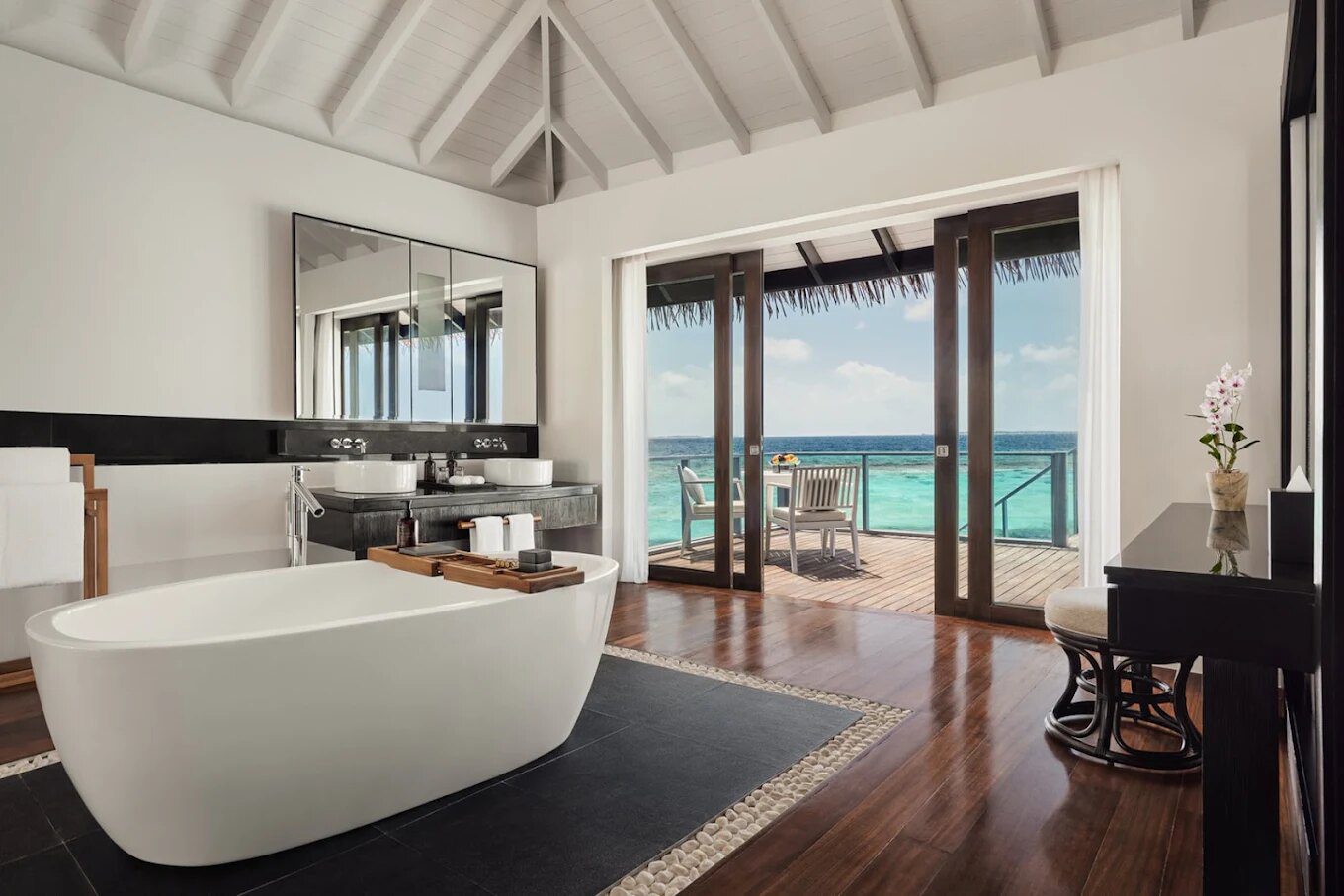 Noku Maldives 水上別墅海景浴室
