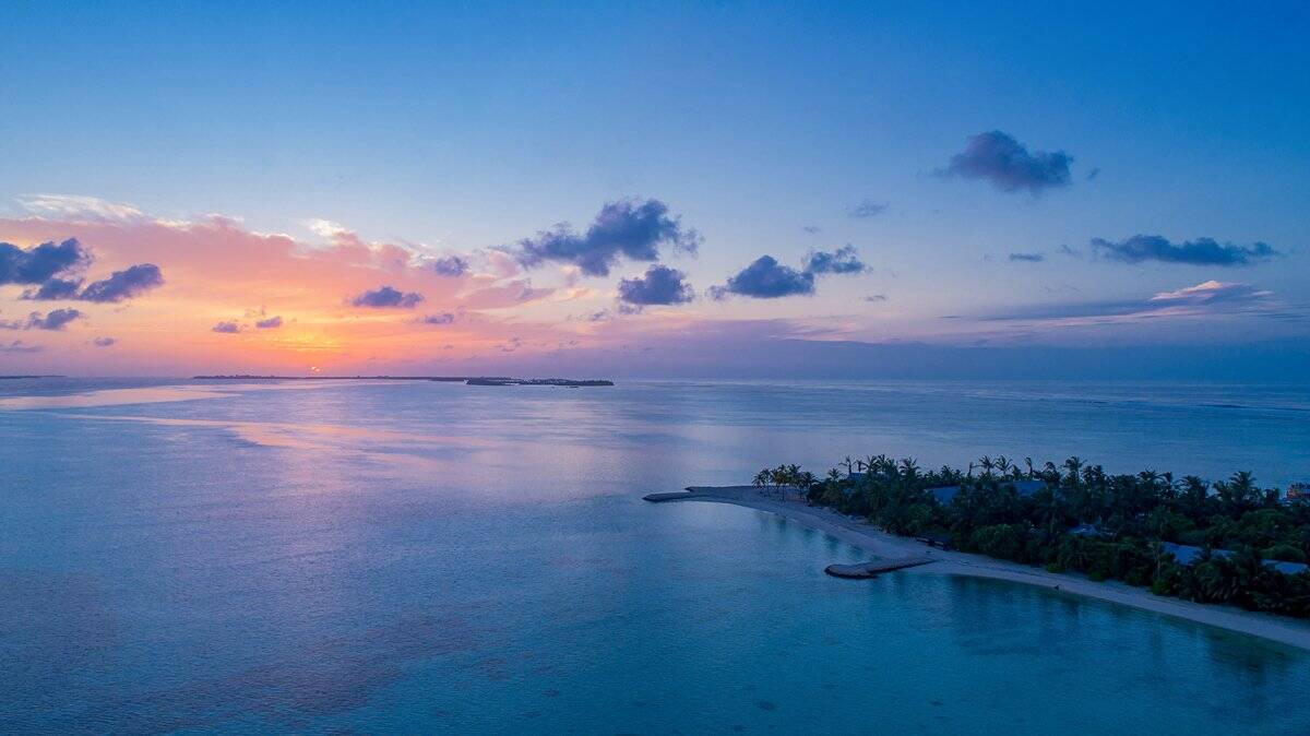 Rahaa Resort Maldives 海岸、植被與潟湖日出空拍