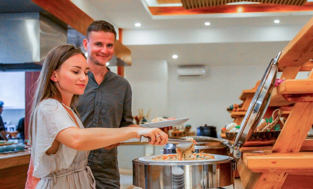 Rahaa Resort Kaagé 主餐廳自助餐與現場料理